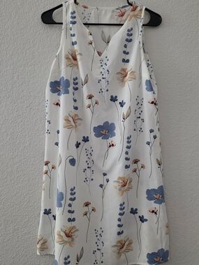 SHEIN White Floral V-Neck Sleeveless Camisole